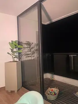 Helenbronwx online show from December 23, 2024, 2:13 am