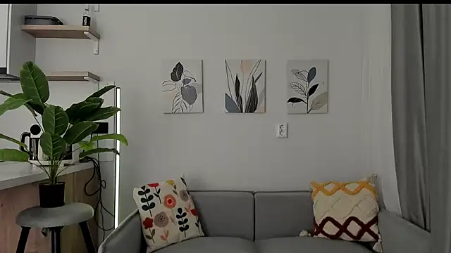 sarahphyllis online show from October 9, 2025, 8:42 pm