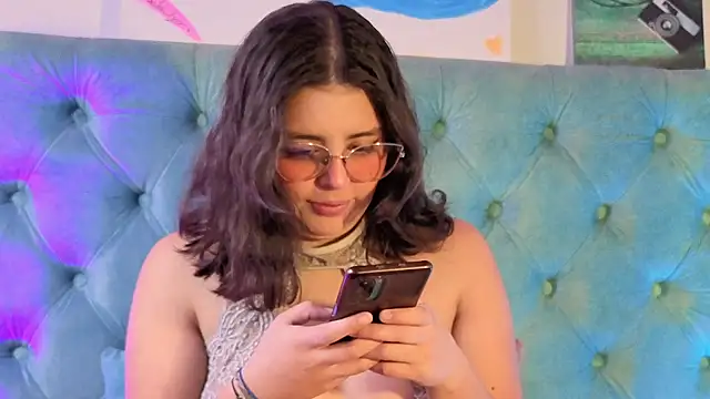 Paola Lyon  online show from March 16, 2026, 11:58 am