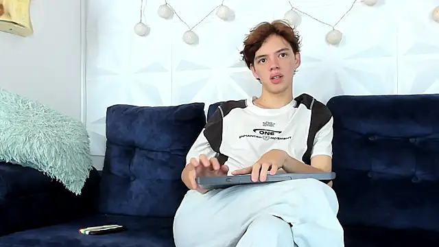 daniel hot03 online show from March 9, 2025, 1:48 pm