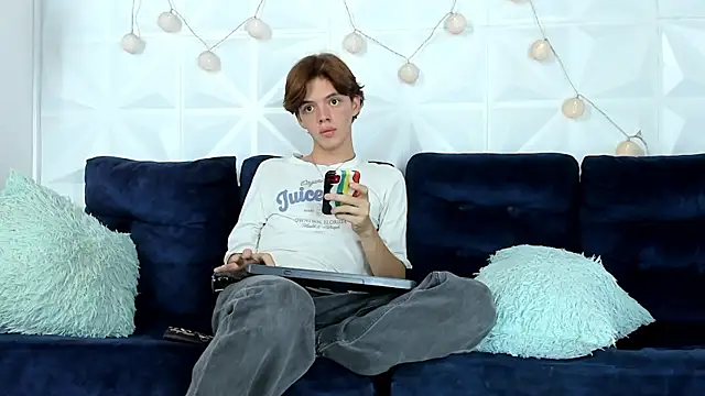 daniel hot03 online show from March 12, 2025, 9:35 pm