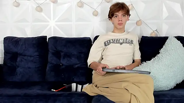 daniel hot03 online show from March 7, 2025, 9:06 pm