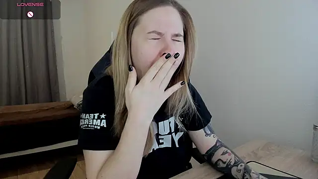 Snapshot of Olivia_Munk chatting on March 16, 2025, 2:43 am Olivia Munk online show from March 16, 2025, 2:43 am