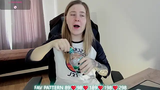 Snapshot of Olivia_Munk chatting on March 18, 2025, 7:01 am Olivia Munk online show from March 18, 2025, 7:01 am