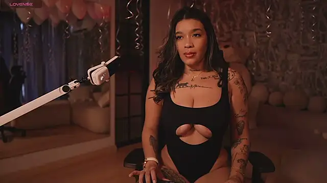 HannahW  online show from October 24, 2025, 9:58 pm