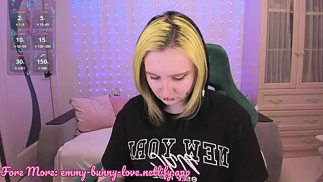 EmmyBunny online show from February 5, 2026, 2:24 pm