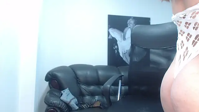 camilleDiaz16 online show from October 2, 2025, 7:28 pm