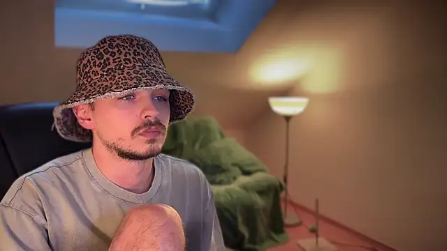 Snapshot of naked_psy chatting on March 13, 2025, 8:37 am naked psy online show from March 13, 2025, 8:37 am