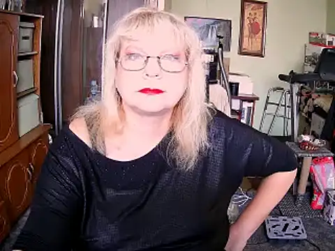 LOLA8888 online show from September 28, 2025, 10:33 am