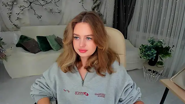 MiracleCurly online show from September 17, 2025, 7:27 pm