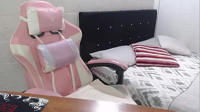 jade04 roberts online show from October 19, 2025, 3:15 pm