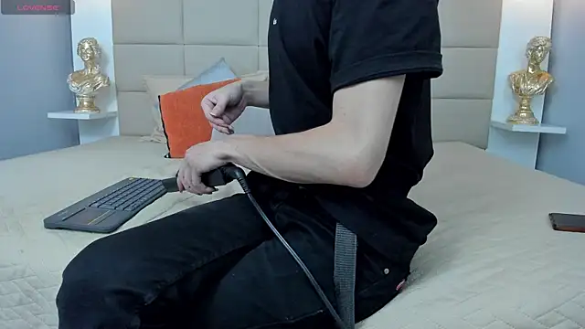 Hecatee 77 online show from April 18, 2026, 8:20 pm