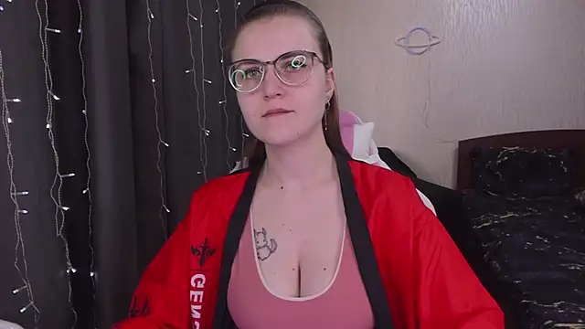 MissBrightShine online show from March 11, 2025, 9:45 am