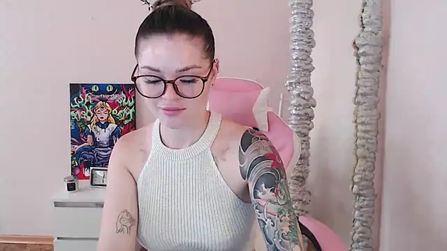 miaacatt online show from October 3, 2025, 7:21 am