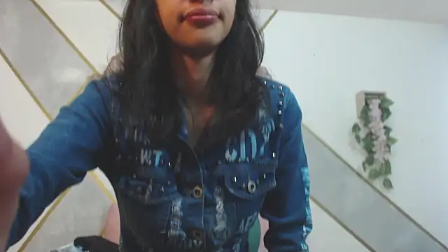 RoxanaCyrano  online show from February 26, 2025, 6:15 pm