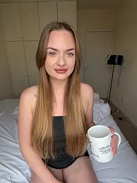 Snapshot of ElenaRebelle chatting on April 27, 2026, 7:06 am ElenaRebelle online show from April 27, 2026, 7:06 am