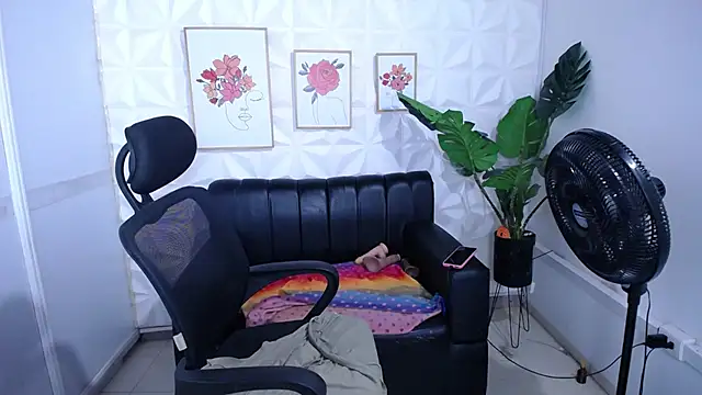 Snapshot of Valentinaa_mature chatting on November 6, 2025, 11:31 pm Valentinaa mature online show from November 6, 2025, 11:31 pm