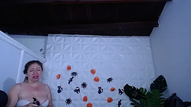 Snapshot of Valentinaa_mature chatting on October 8, 2025, 9:15 pm Valentinaa mature online show from October 8, 2025, 9:15 pm