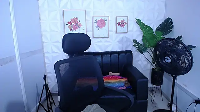 Snapshot of Valentinaa_mature chatting on October 28, 2025, 10:25 am Valentinaa mature online show from October 28, 2025, 10:25 am