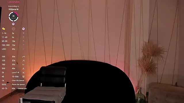 LizzHamilton   online show from November 23, 2025, 5:12 pm