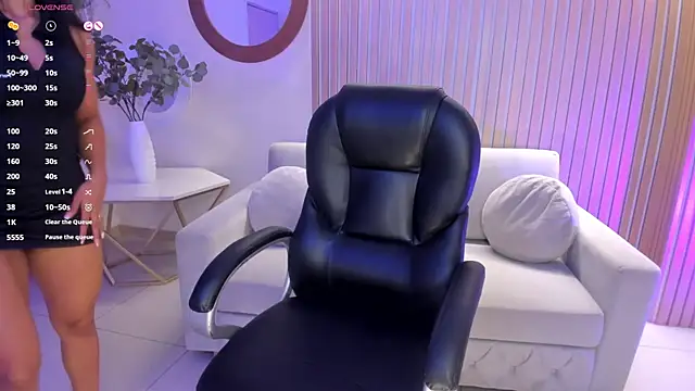 LizzHamilton   online show from March 13, 2025, 9:16 pm