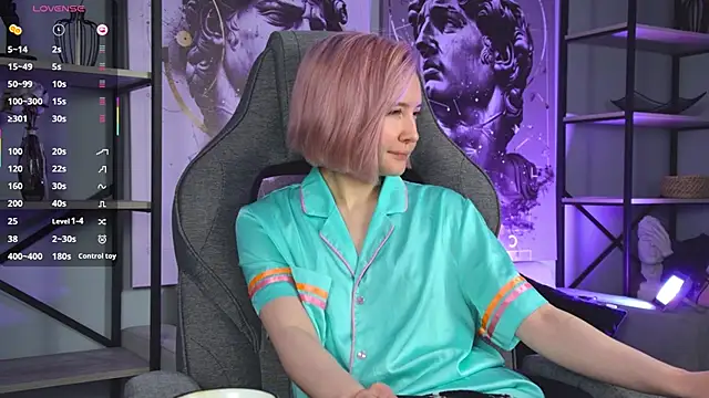 ReiYosimoto online show from November 3, 2025, 4:43 pm