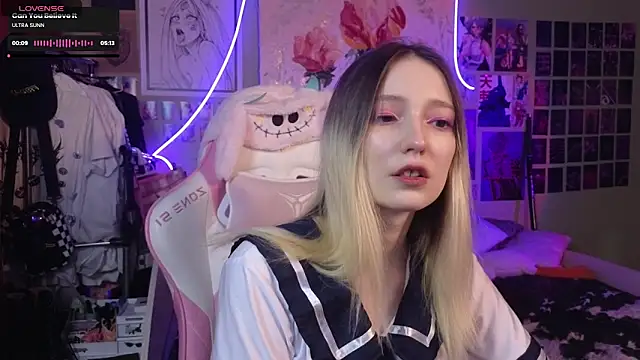 Evie Ro online show from March 11, 2025, 9:04 pm