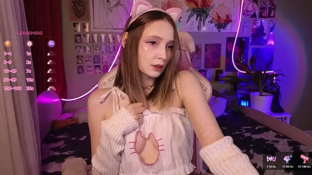 Snapshot of Evie_Ro chatting on April 22, 2026, 8:37 pm Evie Ro online show from April 22, 2026, 8:37 pm