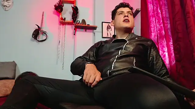 dom2travelersss online show from November 8, 2025, 8:01 pm