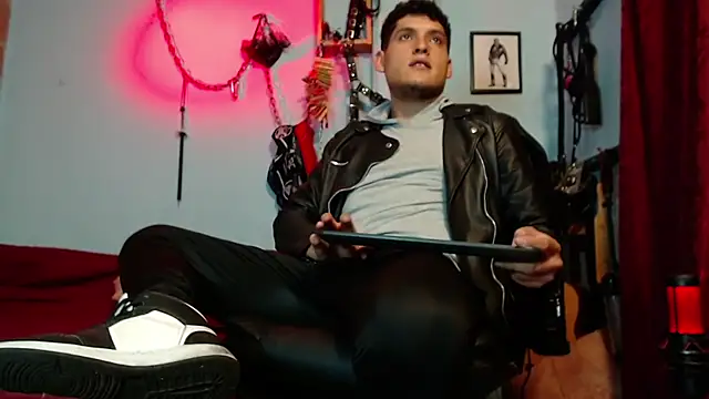 dom2travelersss online show from January 9, 2026, 11:22 pm